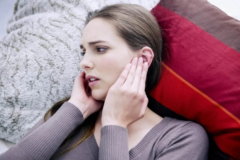 Khi mới bị ù tai, nên cho tai nghỉ ngơi, tránh tiếng ồn lớn và theo dõi các dấu hiệu đi kèm. 
